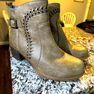 Seventh Avenue women’s size 8 1/2 medium worn a couple times ankle boots